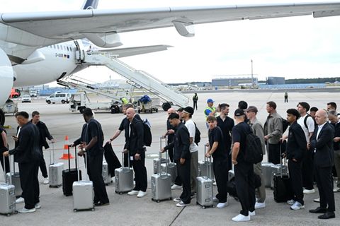 Nationalmannschaft bei Abflug in die USA