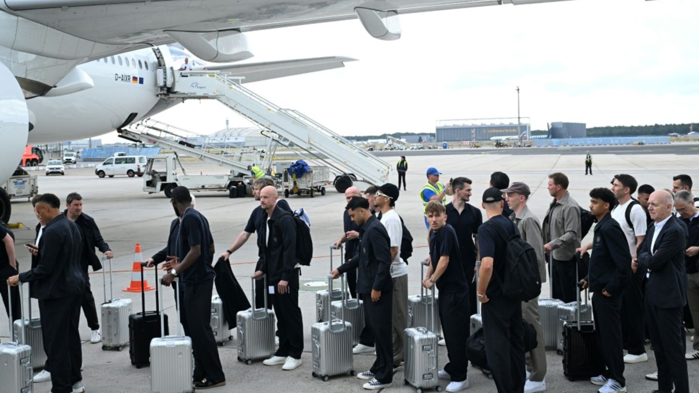 Nationalmannschaft bei Abflug in die USA
