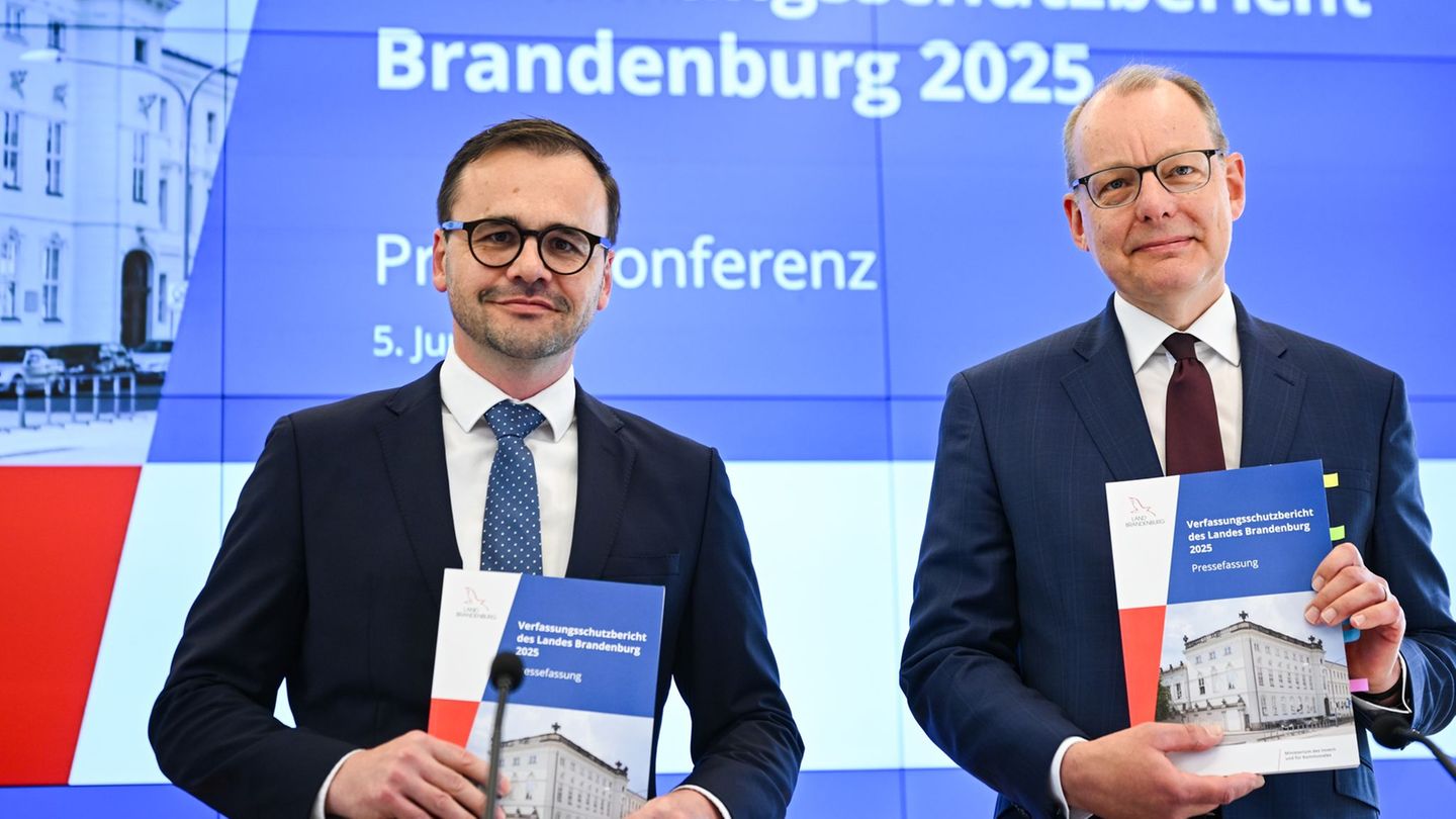 Brandenburgs Innenminister Jan Redmann (CDU) und der Leiter des Verfassungsschutzes, Wilfried Peters, haben den Verfassungsschut