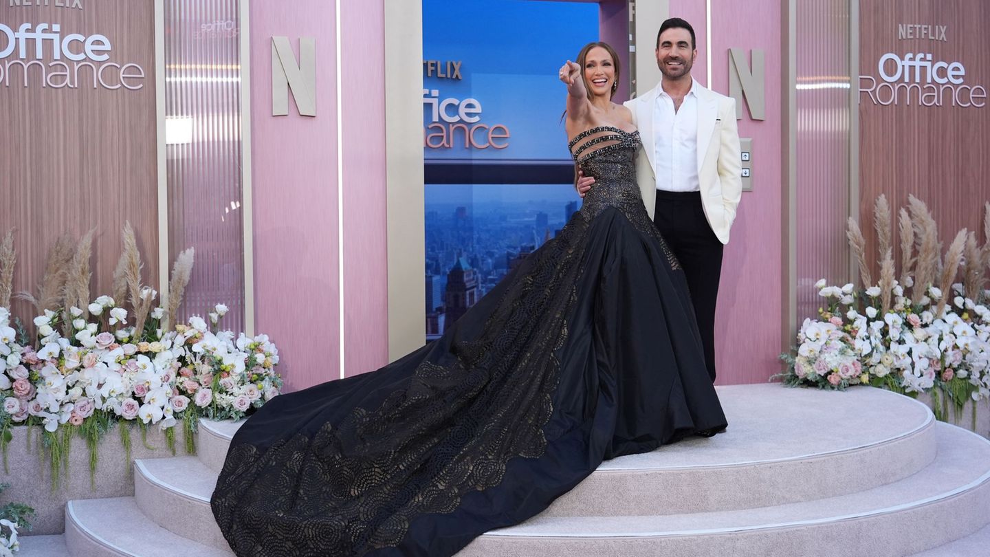 Er schrieb ihre Rolle: Brett Goldstein und Jennifer Lopez bei der Premiere zum Netflix-Film „Office Romance“ in Los Angeles. Fot