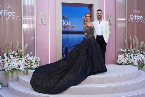 Er schrieb ihre Rolle: Brett Goldstein und Jennifer Lopez bei der Premiere zum Netflix-Film „Office Romance“ in Los Angeles. Fot