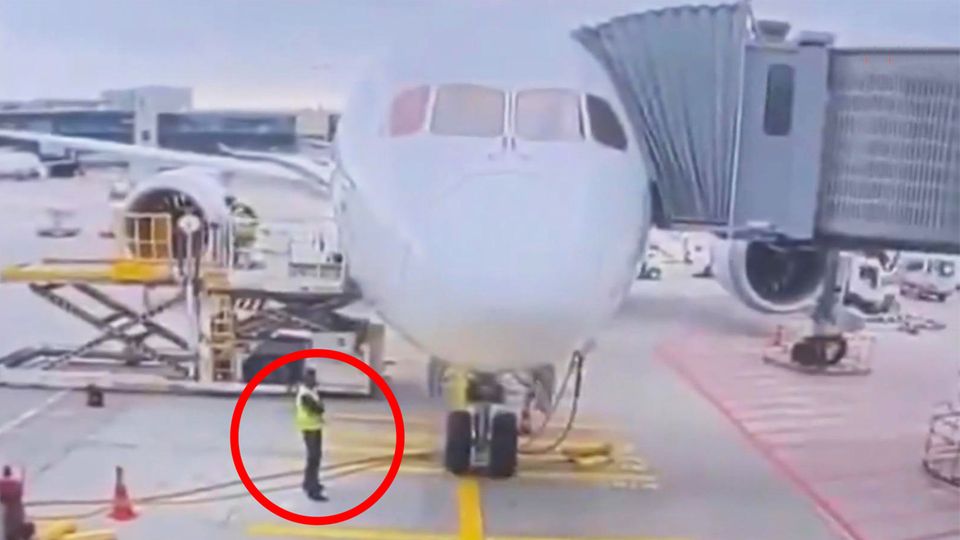 Die Boeing 737 kurz vor dem Wegbrechen des Fahrwerks am Flughafen Frankfurt.