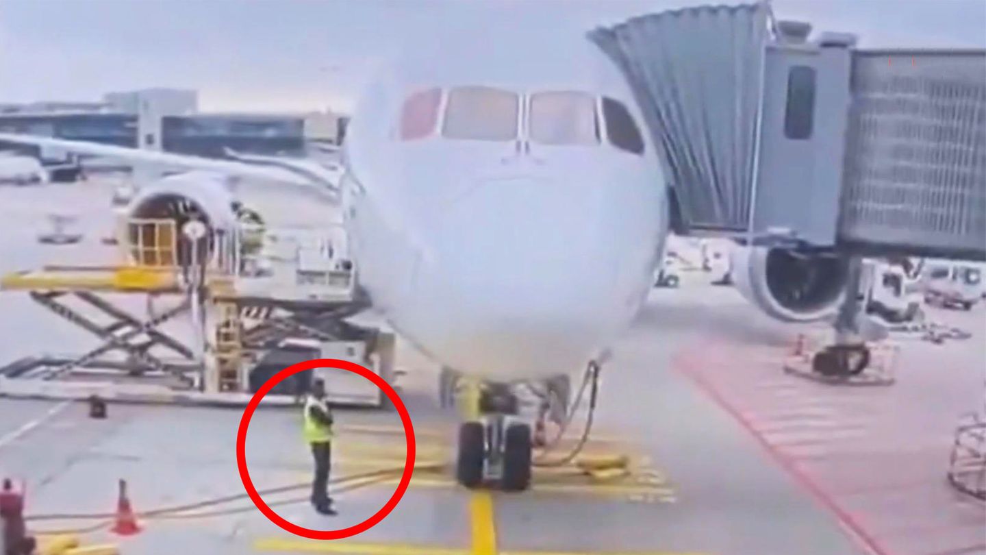 Landing gear collapses - | Lufthansa Boeing crashes onto runway