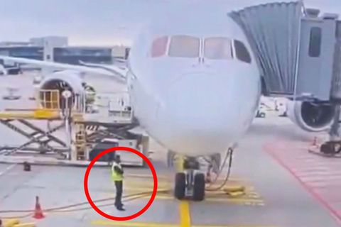 Die Boeing 737 kurz vor dem Wegbrechen des Fahrwerks am Flughafen Frankfurt.