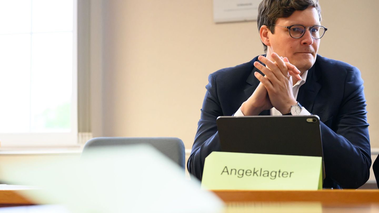 Sachsens Kultusminister Conrad Clemens muss sich wegen eines Verkehrsdelikts vor Gericht verantworten. Foto: Robert Michael/dpa