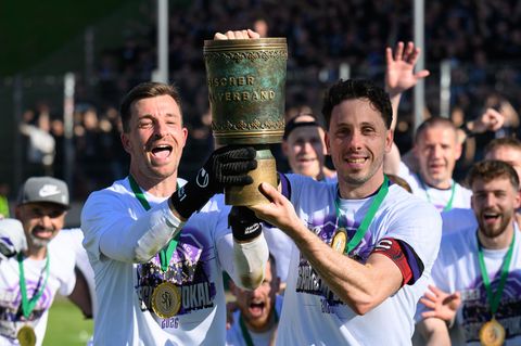 Kapitän Marcel Bär (r) geht für Aue auch in der vierten Liga auf Torejagd. (Archivbild) Foto: Hendrik Schmidt/dpa