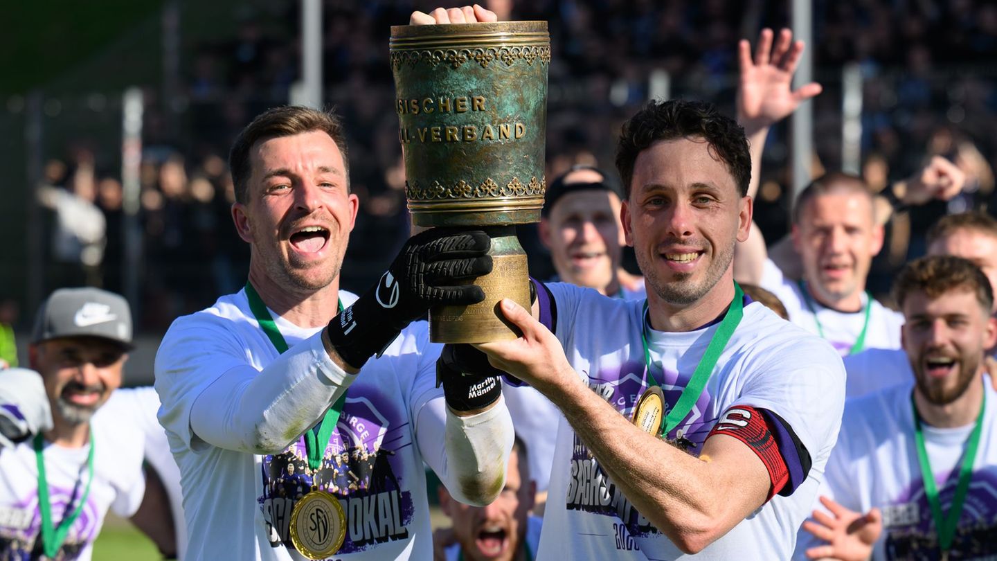 Kapitän Marcel Bär (r) geht für Aue auch in der vierten Liga auf Torejagd. (Archivbild) Foto: Hendrik Schmidt/dpa