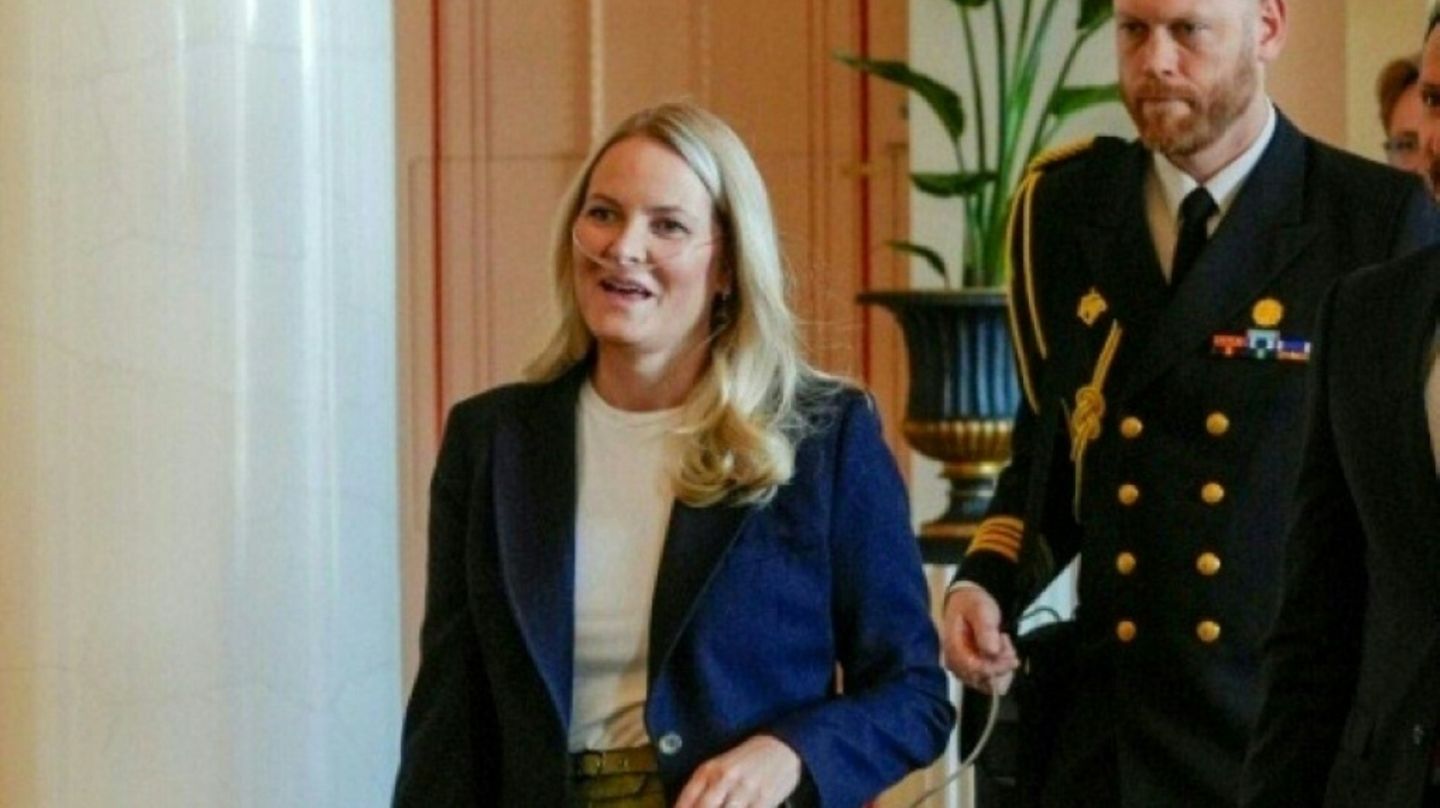 Mette-Marit mit Nasenbrille und Sauerstoffgerät