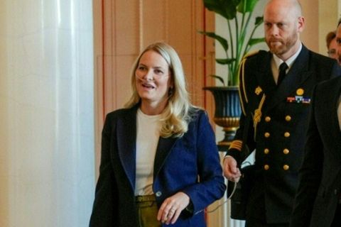Mette-Marit mit Nasenbrille und Sauerstoffgerät