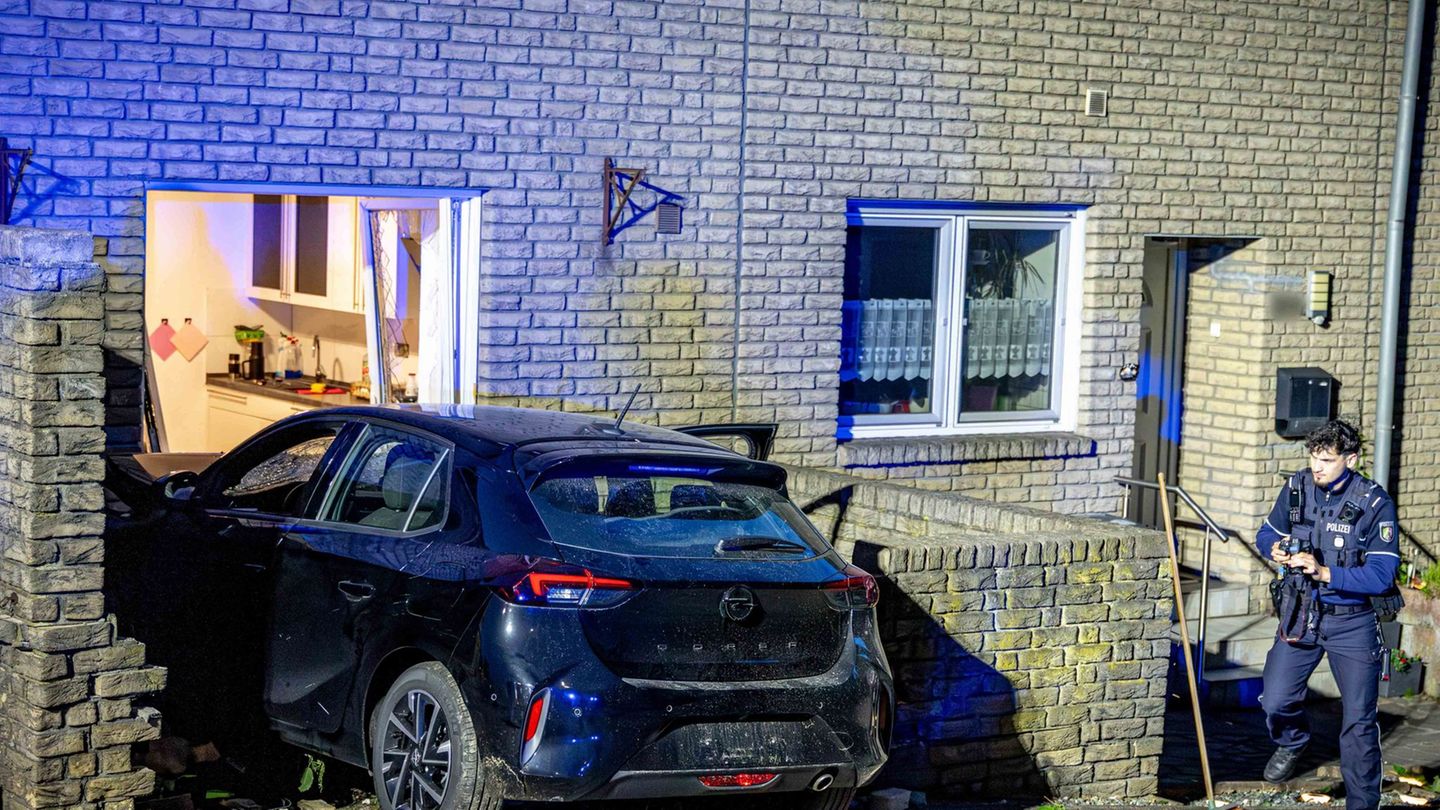 Erst in der Küchenwand blieb das Auto stehen. Foto: Justin Brosch/dpa
