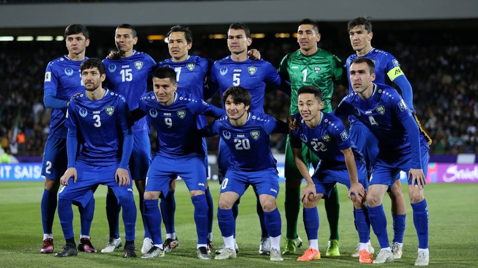 Mannschaftsfoto der Usbeken vor dem Qualifikationsspiel gegen den Iran