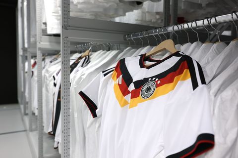 Originale Fußball-Trikots wie hier zu sehen, erhalten Verbraucher bei Fakeshops aus China nicht.