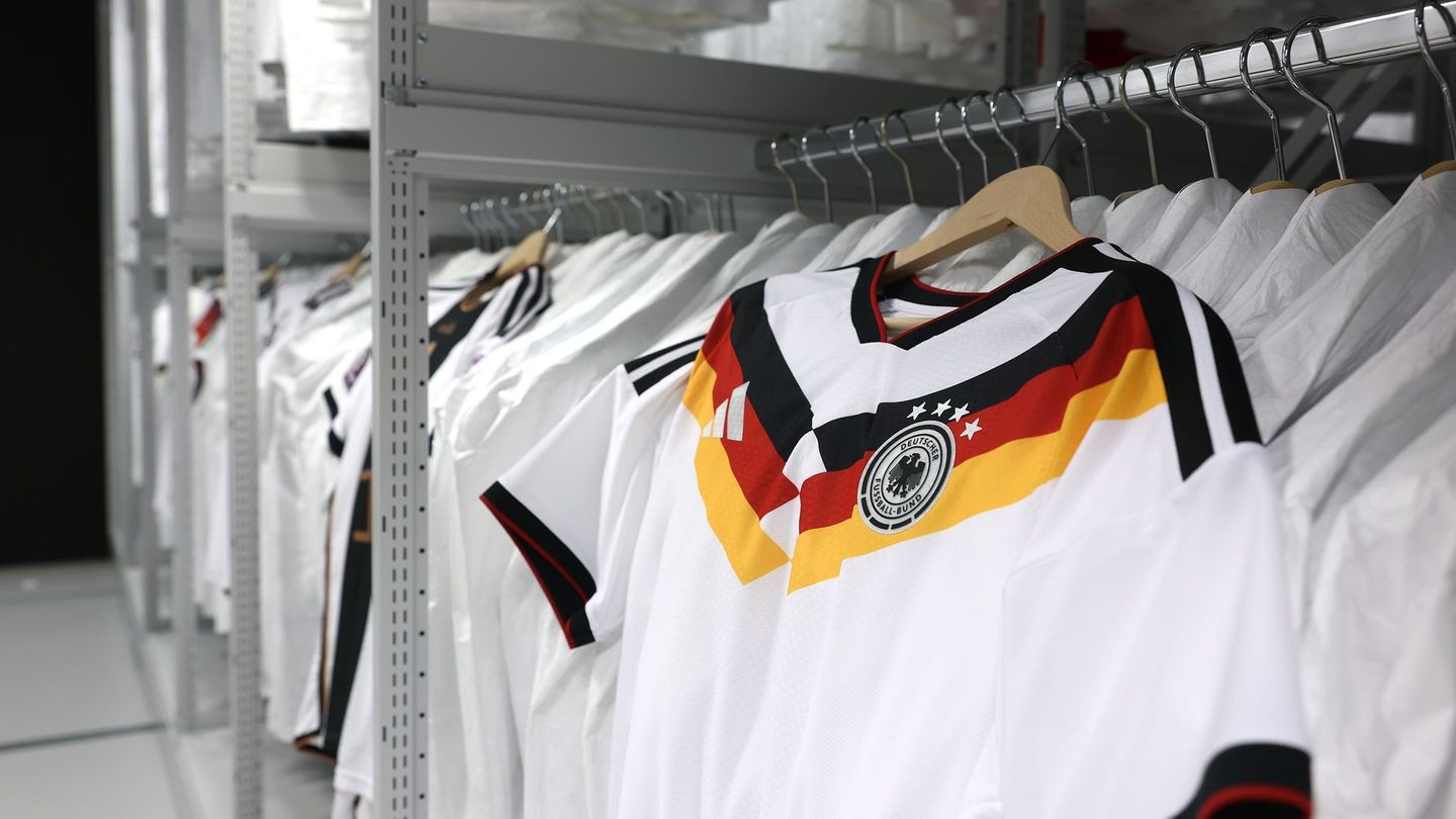 Originale Fußball-Trikots wie hier zu sehen, erhalten Verbraucher bei Fakeshops aus China nicht.