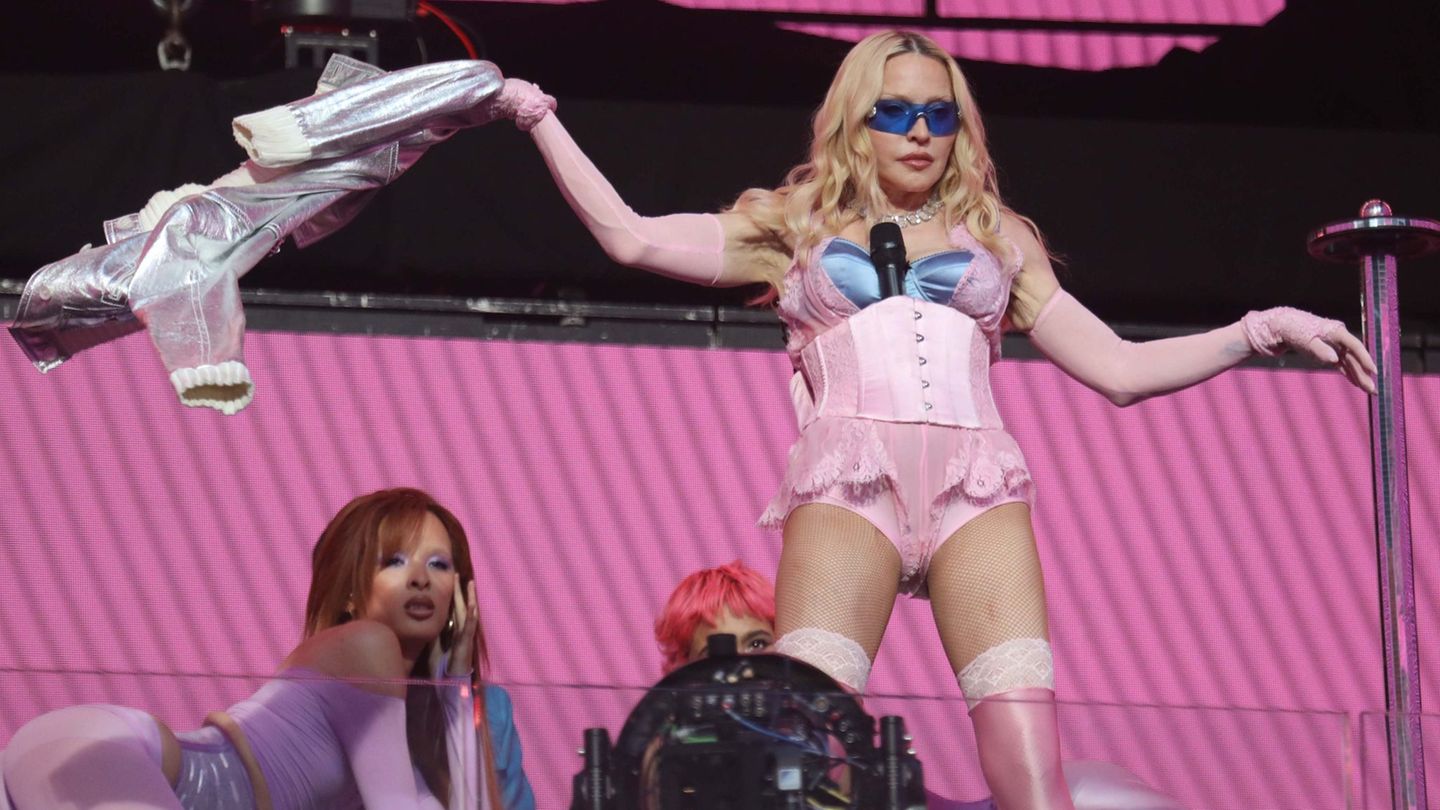 Pop-Ikone Madonna hat ein Überraschungskonzert auf dem New Yorker Times Square gegeben. Foto: Nancy Kaszerman/ZUMA Press Wire/dp