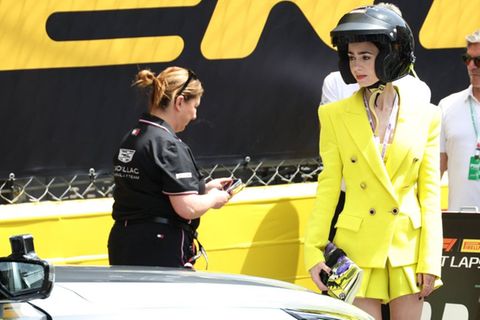 Lily Collins schaut sich als Emily in „Emily in Paris“ die Formel 1 in Monaco genauer an.