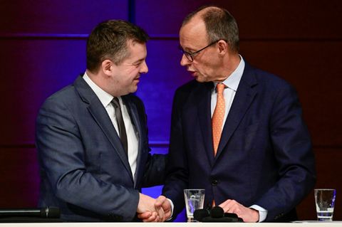 Kanzler Merz (r.) und Ministerpräsident Schulze