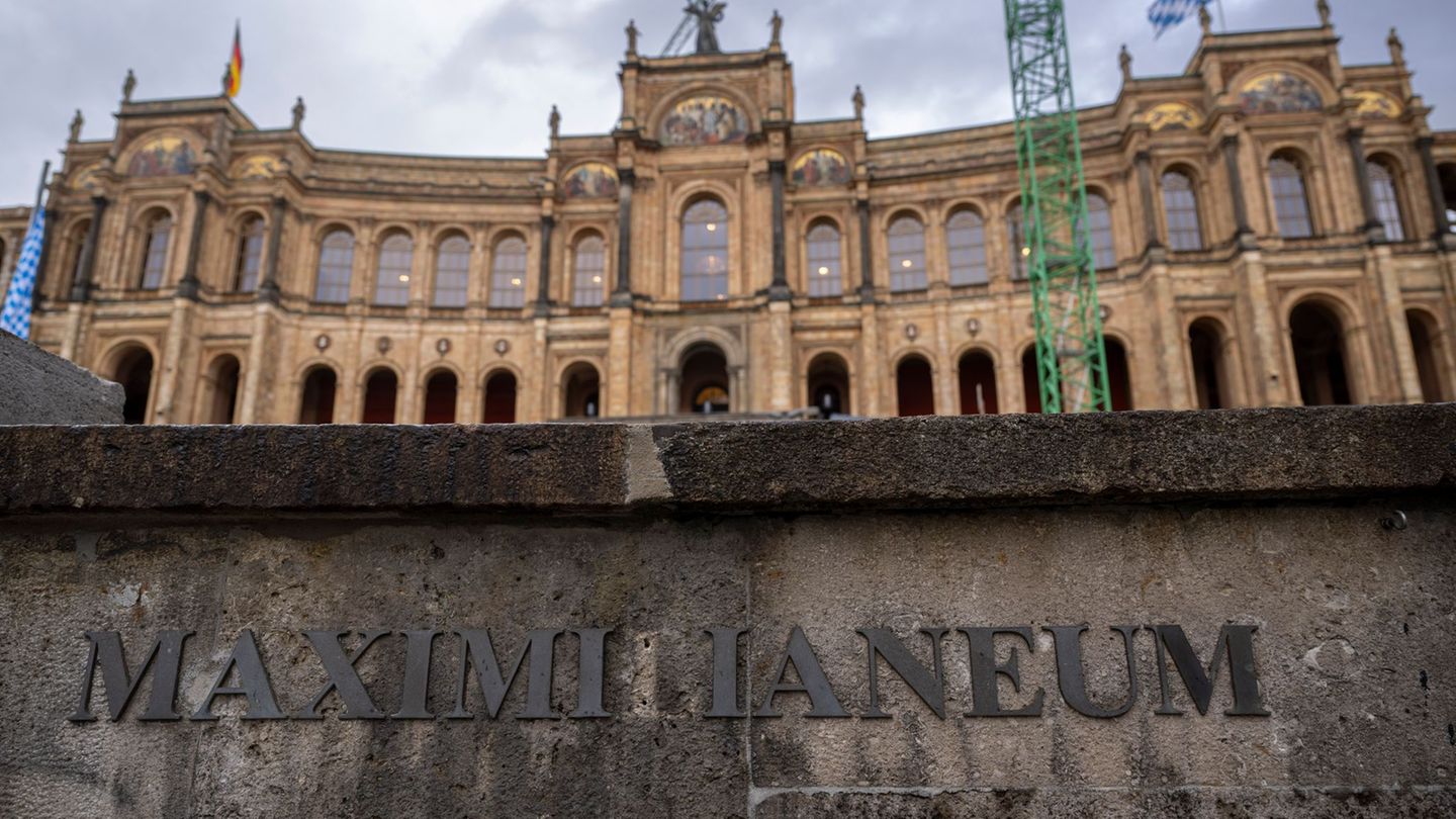 Die Abgeordneten des bayerischen Landtags bekommen ab Juli mehr Geld. (Archivbild) Foto: Peter Kneffel/dpa