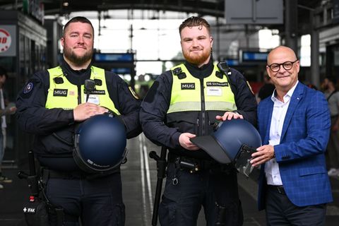 Die beiden Initiatoren des Pilotenprojekts mit ihren Schutzhelmen. Foto: Britta Pedersen/dpa