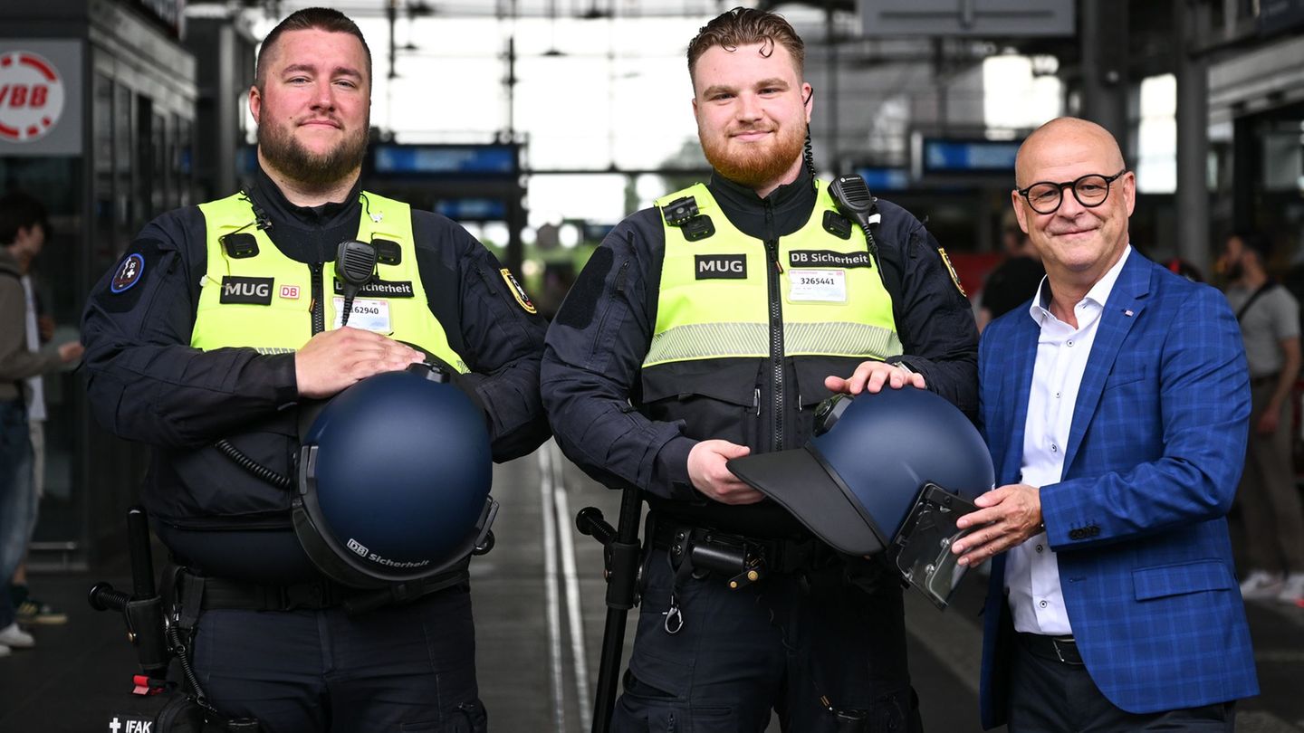 Die beiden Initiatoren des Pilotenprojekts mit ihren Schutzhelmen. Foto: Britta Pedersen/dpa