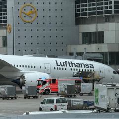 Am Frankfurter Flughafen klappt das Bugfahrwerk einer Boeing 787-9 der Lufthansa ein