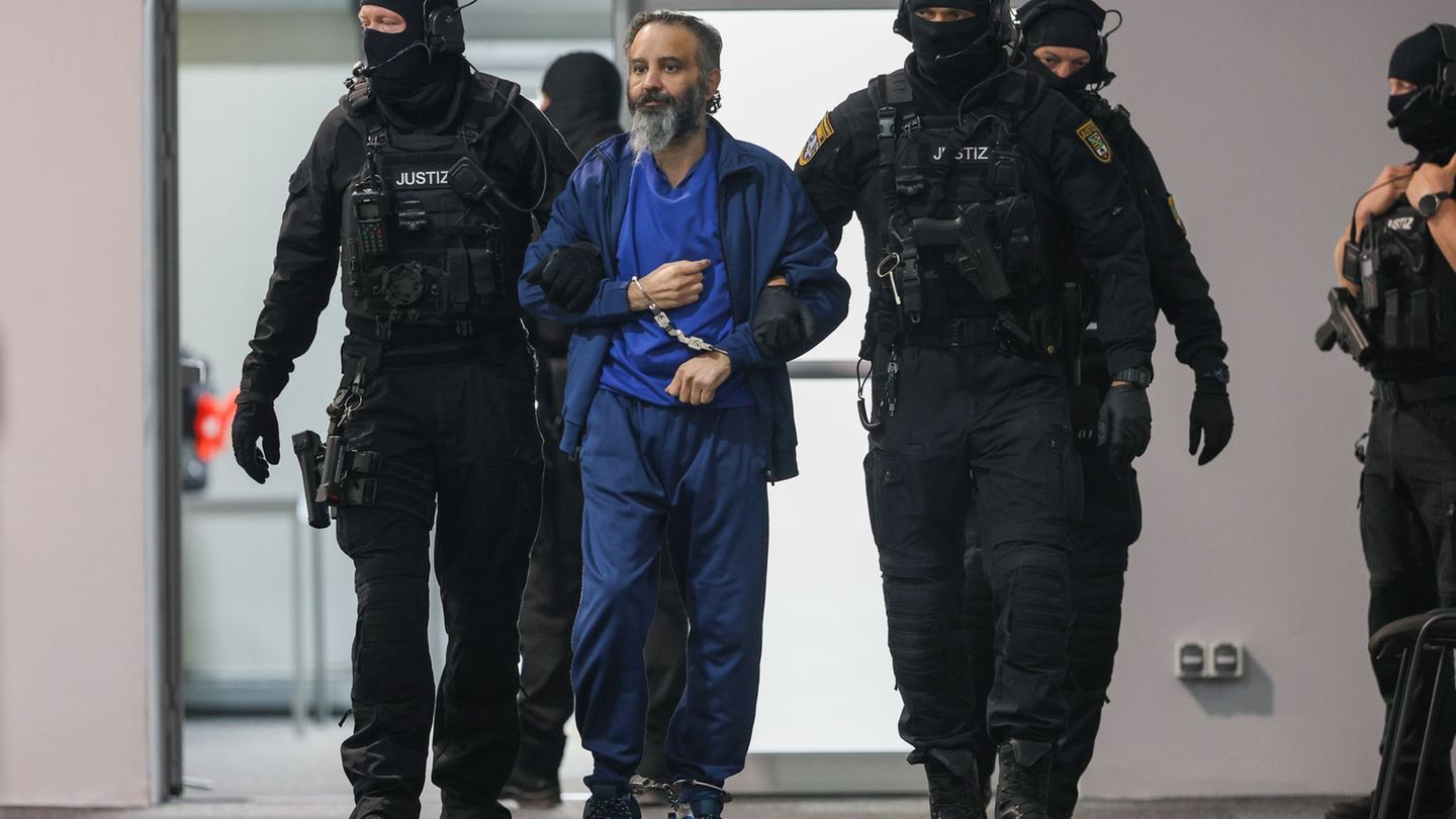Der Angeklagte sitzt seit der Tat in Untersuchungshaft, der Prozess gegen ihn wird unter hohen Sicherheitsbedingungen geführt. (