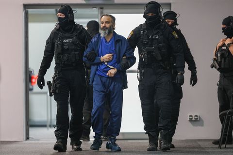 Der Angeklagte sitzt seit der Tat in Untersuchungshaft, der Prozess gegen ihn wird unter hohen Sicherheitsbedingungen geführt. (