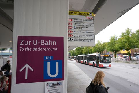 Ersatzbusse verkehrten im gesperrten Bereich von den U-Bahn-Haltestellen aus. (Symbolbild) Foto: Marcus Brandt/dpa