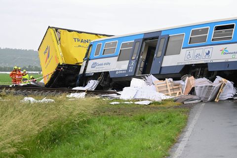 Bei Prostejov in Tschechien sind ein Personenzug und ein Lastwagen zusammengestoßen. Foto: Peøina Ludìk/CTK/dpa