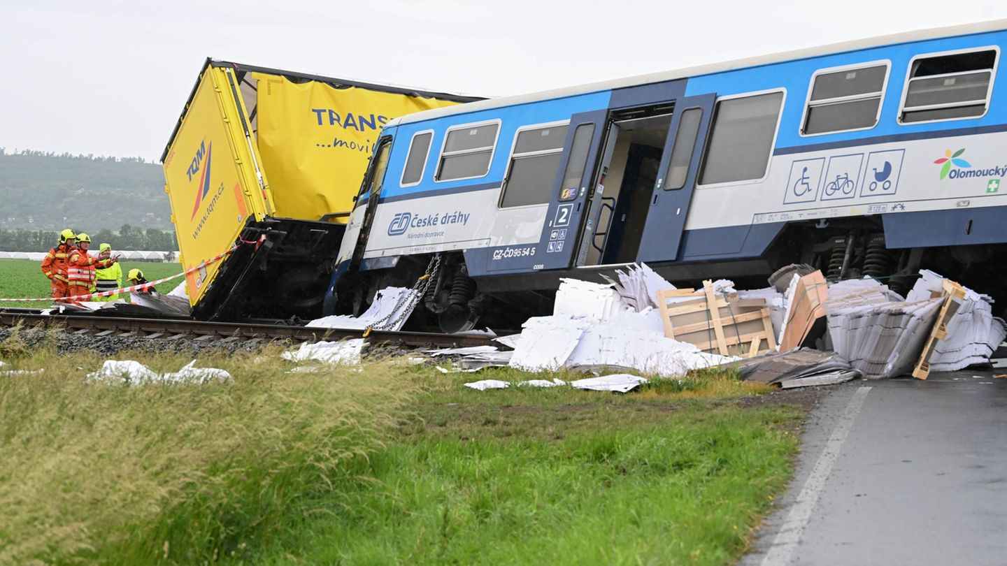 Bei Prostejov in Tschechien sind ein Personenzug und ein Lastwagen zusammengestoßen. Foto: Peøina Ludìk/CTK/dpa