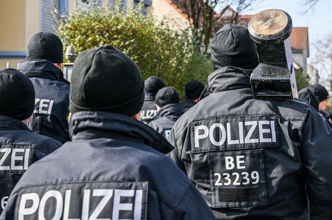 Polizisten in Berlin, die eine Ramme bei sich tragen, bei einem Einsatz vor einer Villa aus dem Clan-Milieu (Archivfoto)