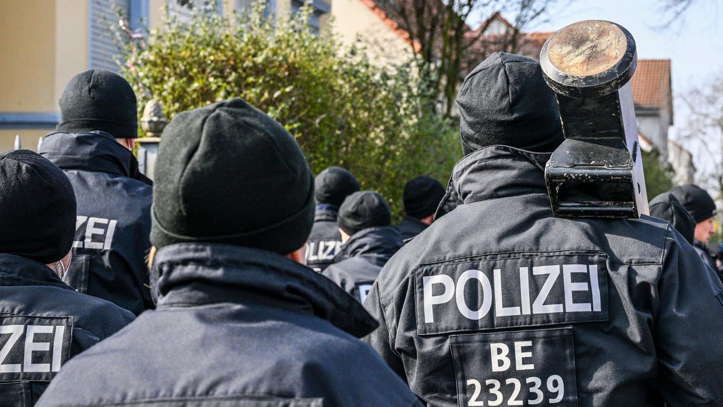 Polizisten in Berlin, die eine Ramme bei sich tragen, bei einem Einsatz vor einer Villa aus dem Clan-Milieu (Archivfoto)