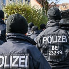 Polizisten in Berlin, die eine Ramme bei sich tragen, bei einem Einsatz vor einer Villa aus dem Clan-Milieu (Archivfoto)
