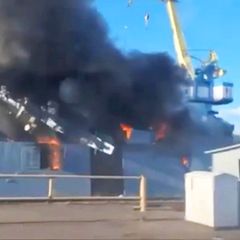 Ein russisches Kriegsschiff wird bei einem ukrainischen Drohnenangriff zerstört.