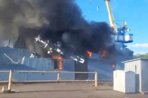 Ein russisches Kriegsschiff wird bei einem ukrainischen Drohnenangriff zerstört.