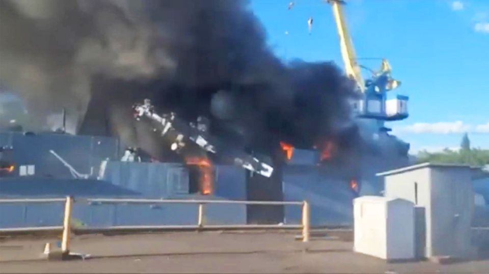 Ein russisches Kriegsschiff wird bei einem ukrainischen Drohnenangriff zerstört.