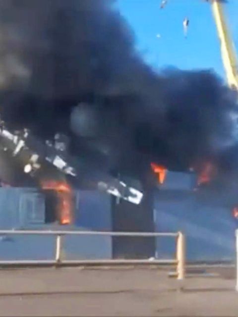 Ein russisches Kriegsschiff wird bei einem ukrainischen Drohnenangriff zerstört.