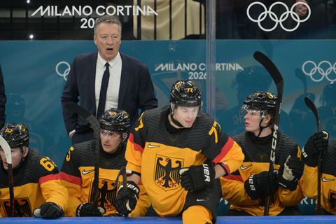 Schon Olympia war eine Enttäuschung für das deutsche Eishockey und Bundestrainer Harold Kreis. (Archivbild) Foto: Peter Kneffel/