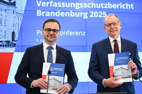 Brandenburgs Innenminister Jan Redmann (CDU) und der Leiter des Verfassungsschutzes, Wilfried Peters, haben den Verfassungsschut
