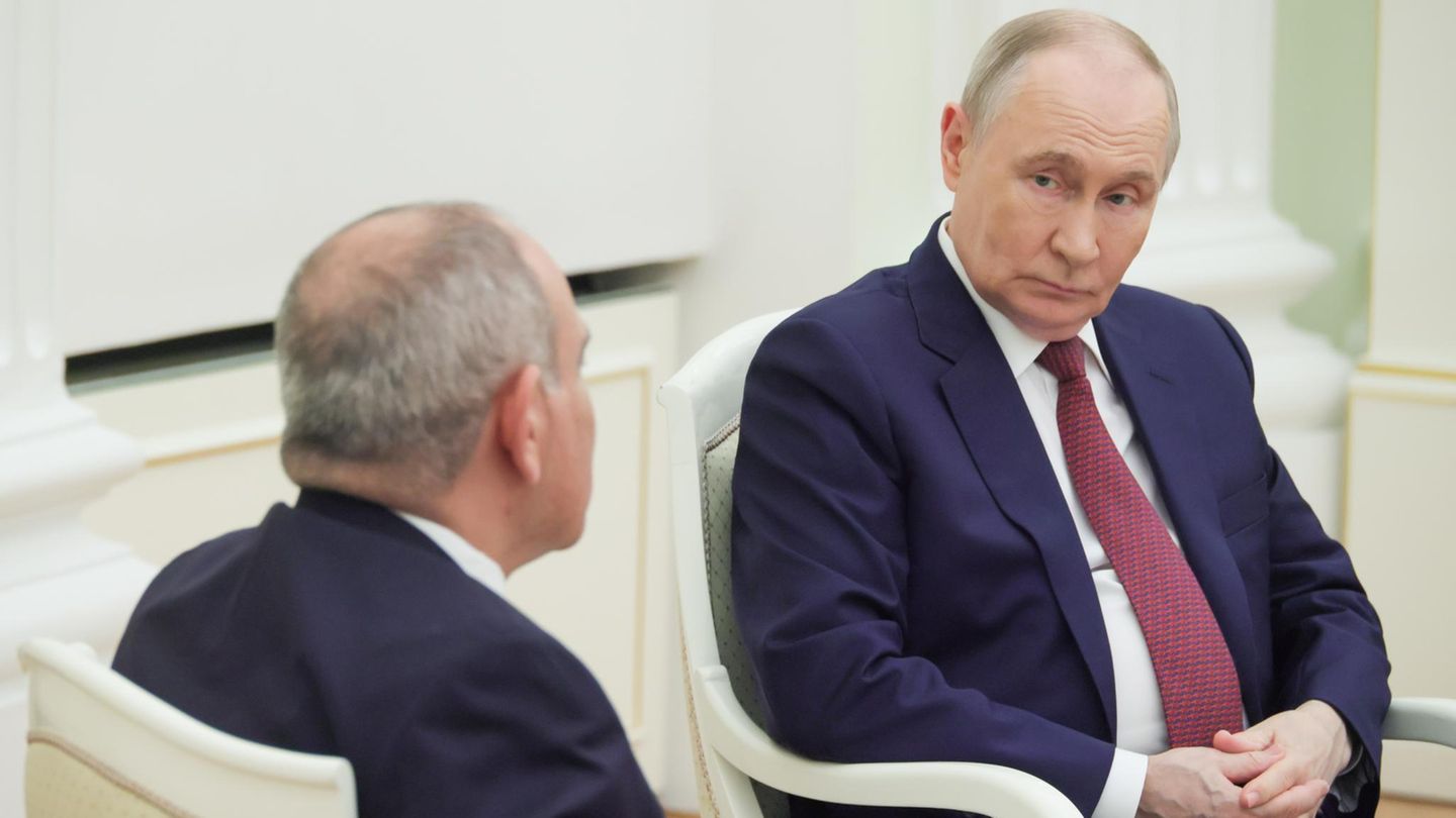 Armeniens Premier Paschinjan (l.) und Putin in Moskau