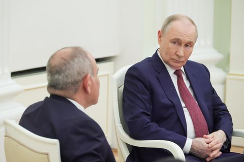 Armeniens Premier Paschinjan (l.) und Putin in Moskau