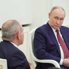 Armeniens Premier Paschinjan (l.) und Putin in Moskau