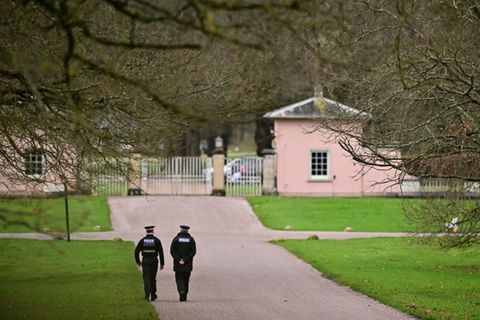 Polizisten an der Zufahrt zur Royal Lodge