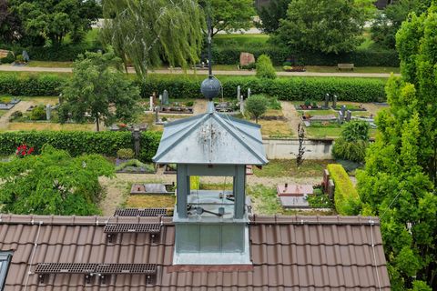 Der leere Glockenturm von der Friedhofskapelle in Edingen im Rhein-Neckar-Kreis. Foto: Bernd Weißbrod/dpa