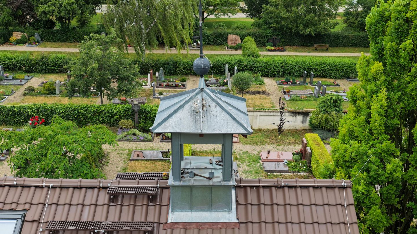 Der leere Glockenturm von der Friedhofskapelle in Edingen im Rhein-Neckar-Kreis. Foto: Bernd Weißbrod/dpa