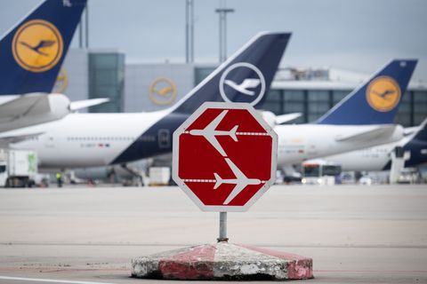 Zwischen der Landung und einem erneuten Start eines Flugzeuges liegen viele Arbeitsschritte. (Symbolbild) Foto: Boris Roessler/d