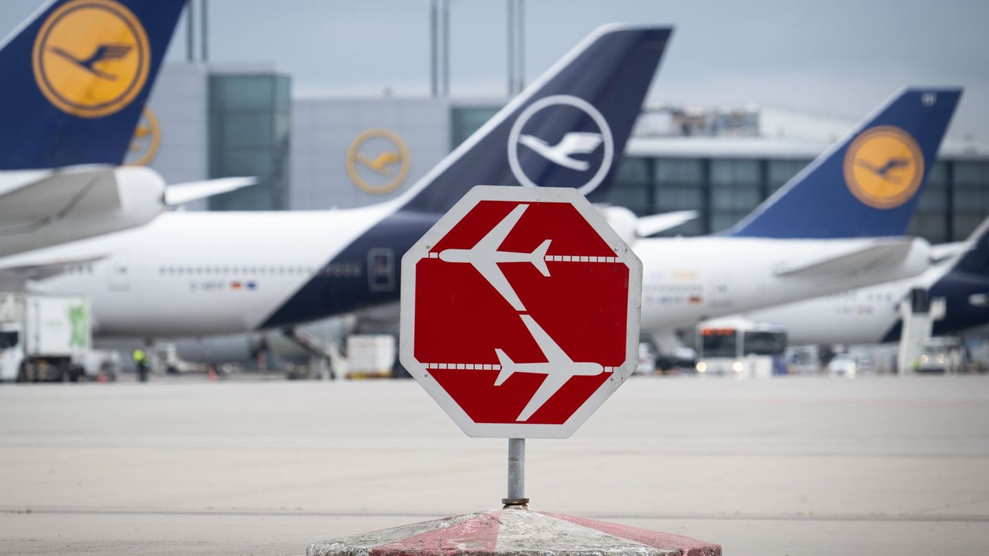 Zwischen der Landung und einem erneuten Start eines Flugzeuges liegen viele Arbeitsschritte. (Symbolbild) Foto: Boris Roessler/d