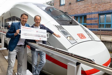 Die Gründer des Miniatur Wunderlands, Frederik und Gerrit Braun, freuen sich, dass der ICE „Knuffingen“ künftig Werbung für die