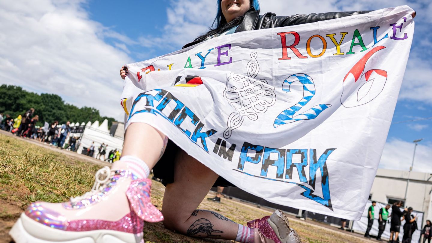 Ausgefallene Hüte und Outfits sind für viele Musikfans ein Muss. Foto: Daniel Karmann/dpa
