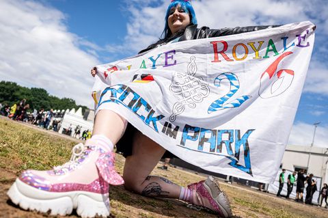 Ausgefallene Hüte und Outfits sind für viele Musikfans ein Muss. Foto: Daniel Karmann/dpa
