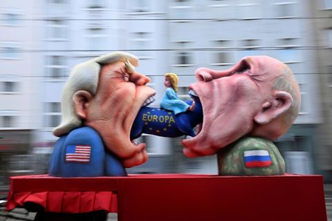 Ein Motivwagen Tillys mit Putin und Trump in Düsseldorf